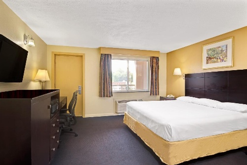 Super 8 by Wyndham Milford/New Haven image 1