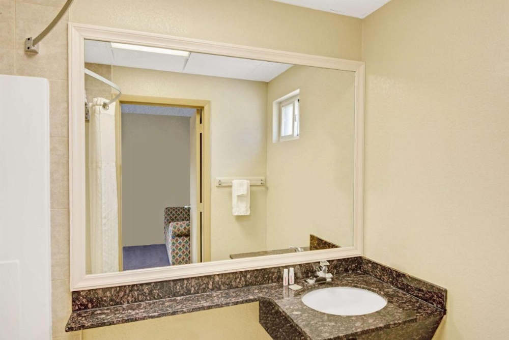 Super 8 by Wyndham Milford/New Haven Image 10