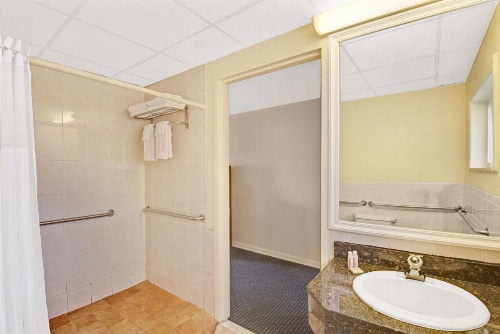 Super 8 by Wyndham Milford/New Haven image 11