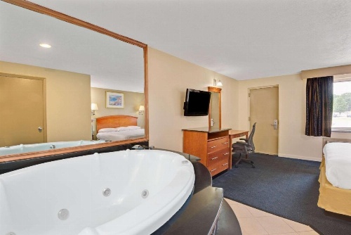 Super 8 by Wyndham Milford/New Haven image 12