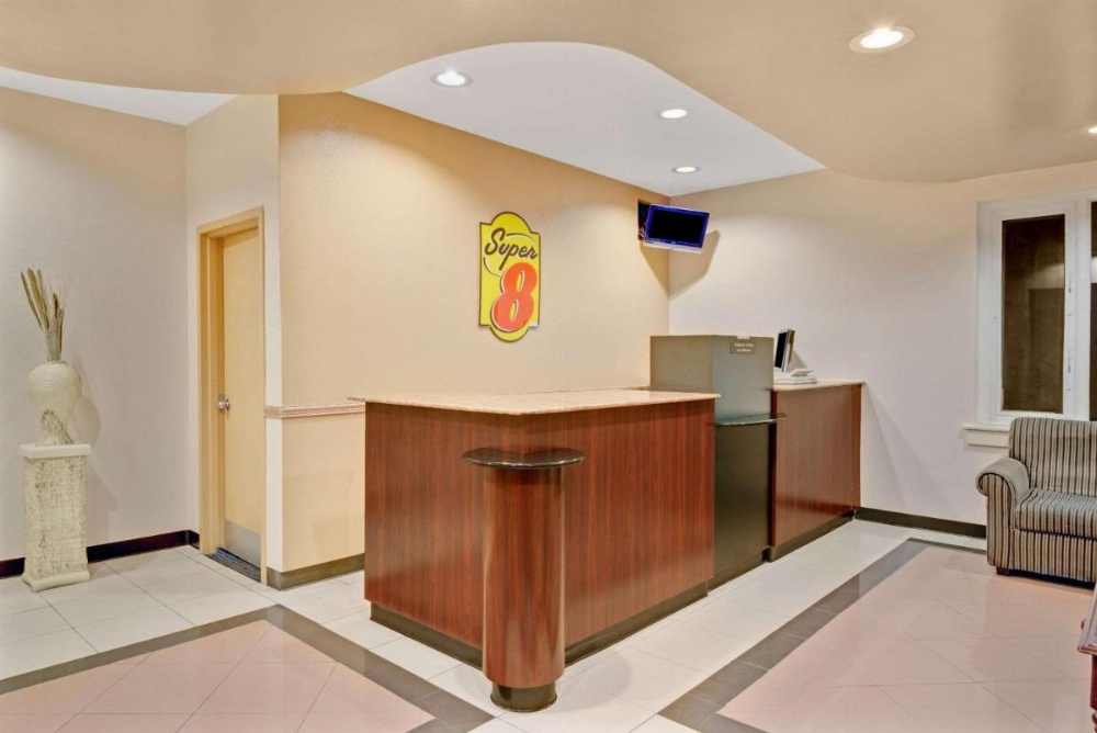 Super 8 by Wyndham Milford/New Haven Image 15