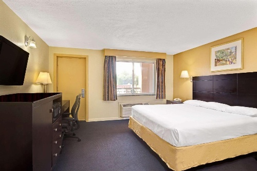 Super 8 by Wyndham Milford/New Haven image 3