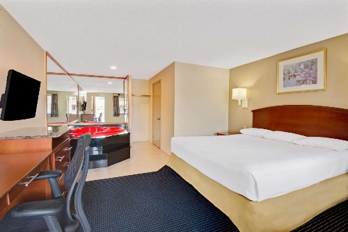 Super 8 by Wyndham Milford/New Haven image 4