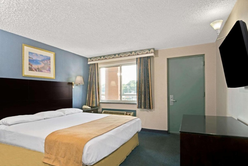 Super 8 by Wyndham Milford/New Haven Image 5