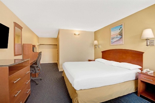 Super 8 by Wyndham Milford/New Haven image 6
