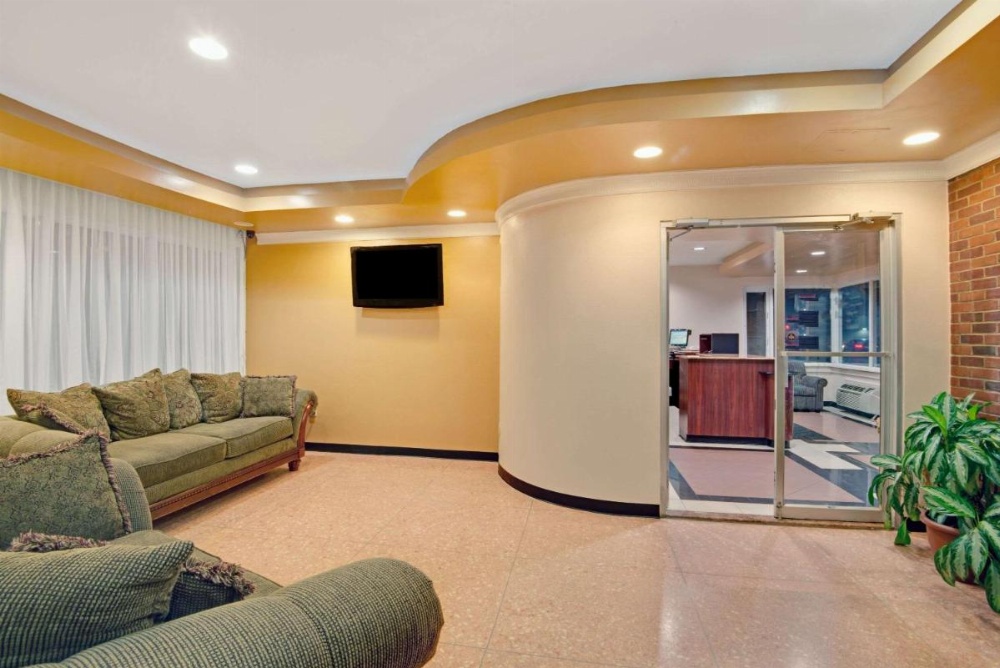 Super 8 by Wyndham Milford/New Haven Image 8