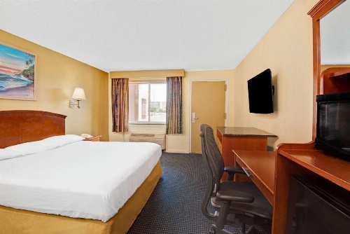 Super 8 by Wyndham Milford/New Haven image 9